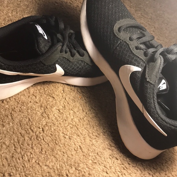 Nike black and white shoes - Picture 1 of 3